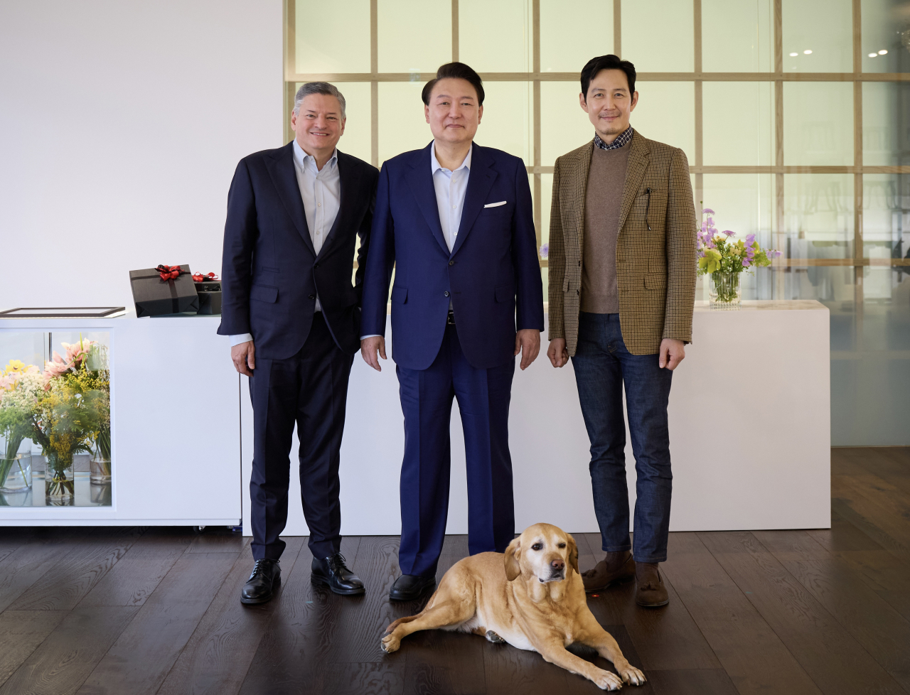 President Yoon Suk Yeol (center) poses for a photo with Netflix co-CEO Ted Sarandos (left) and 