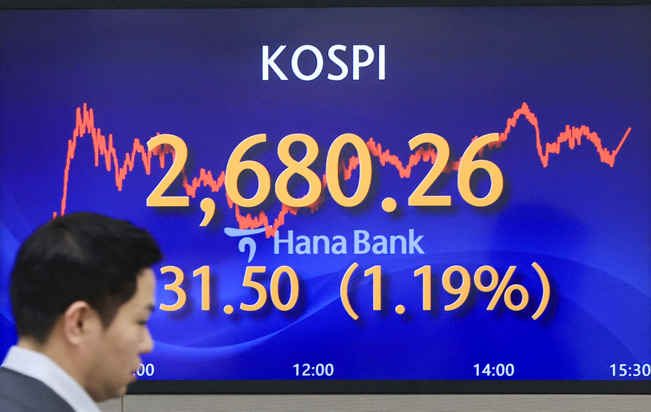 An electronic board showing the Korea Composite Stock Price Index at a dealing room of the Hana Bank headquarters in Seoul on Monday. (Yonhap)