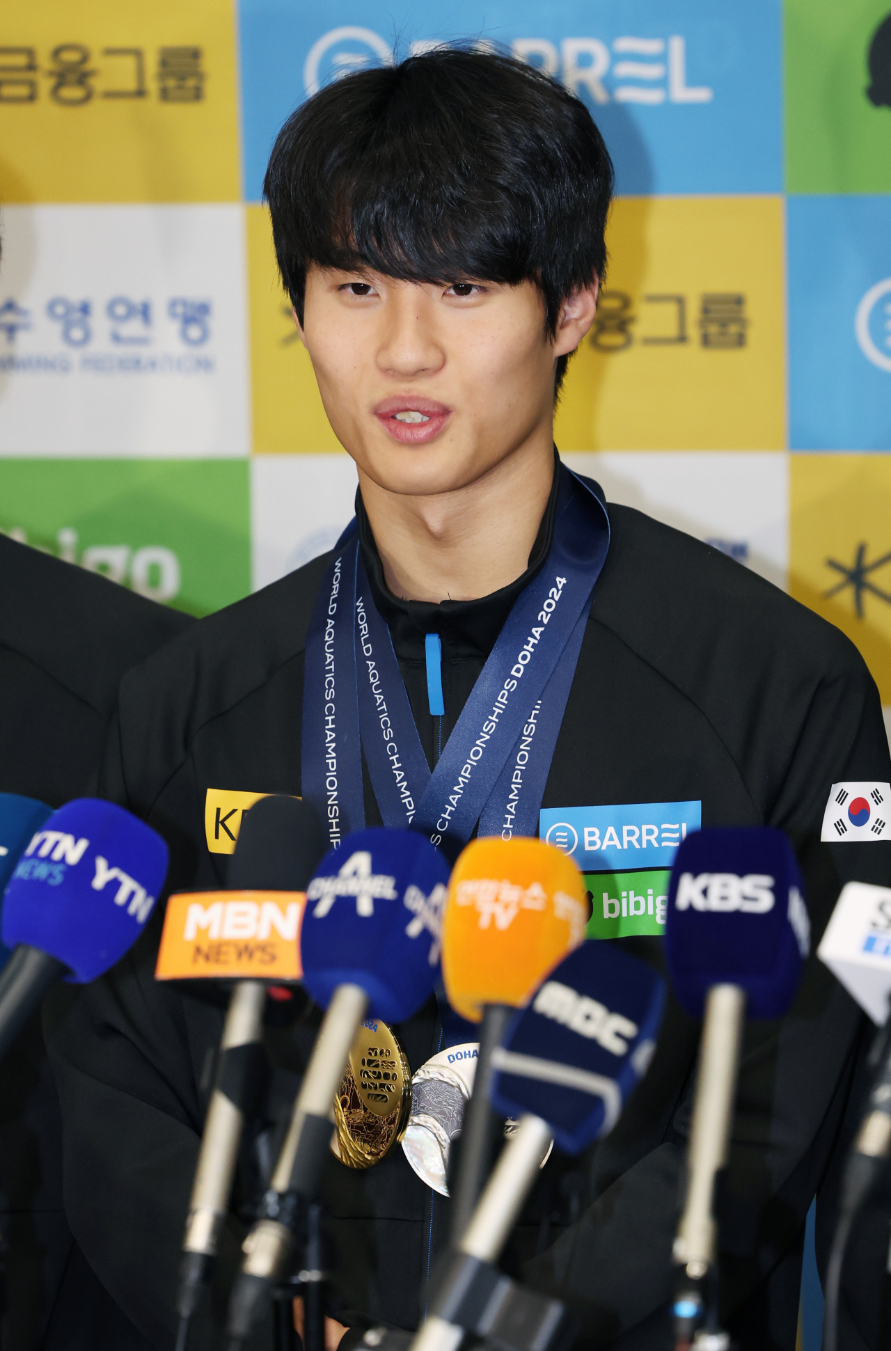 Hwang Sun-woo, who won the gold medal in the men's 200-meter freestyle title at the just-ended World Aquatics Championships in Doha, speaks with he press upon returning home via Incheon International Airport, west of Seoul, Monday. (Yonhap)