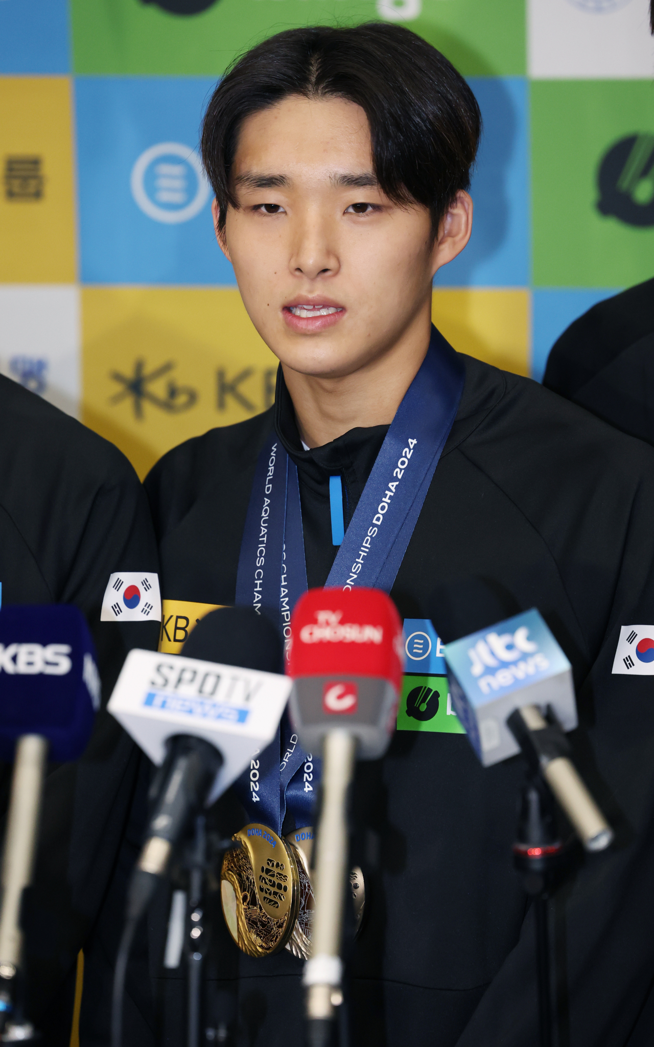 Kim Woo-min, who won the gold medal in the men's 400-meter freestyle title at the just-ended World Aquatics Championships in Doha, speaks with he press upon returning home via Incheon International Airport, west of Seoul, Monday. (Yonhap)
