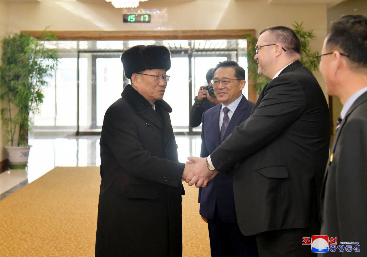 Kim Su-gil (left), an alternate member of the political bureau of North Korea's ruling Workers' Party, returns home in Pyongyang on Monday, after a delegation of the ruling party, led by Kim, made a trip to Russia to hold talks with Russian Communist Party leader Gennady Zyuganov, in this photo taken from the website of North Korea's official Korean Central News Agency. (Yonhap)