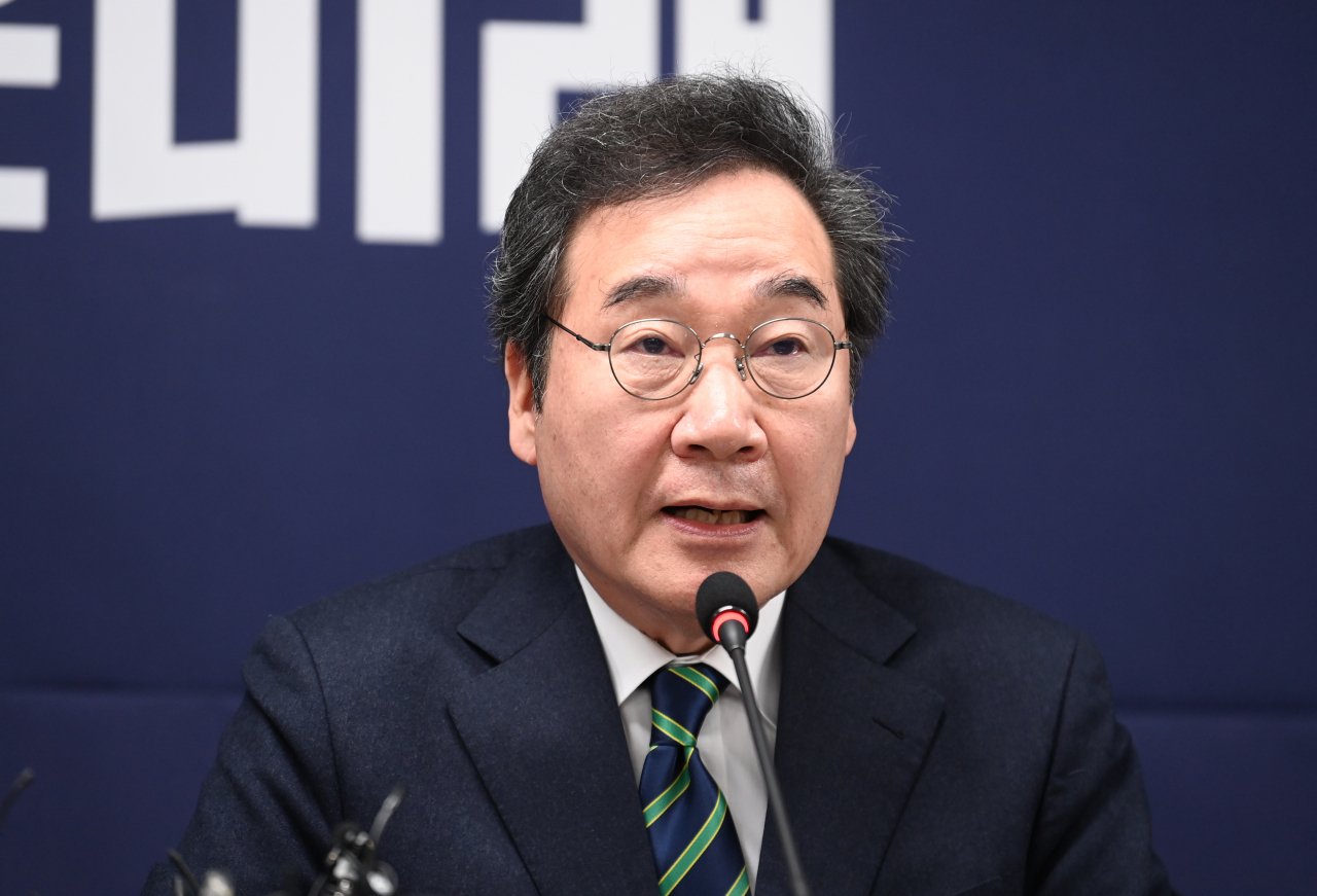 Former Prime Minister Lee Nak-yon announces his departure from the New Reform Party at a press conference held at his New Future Party headquarters in western Seoul. (Yonhap)