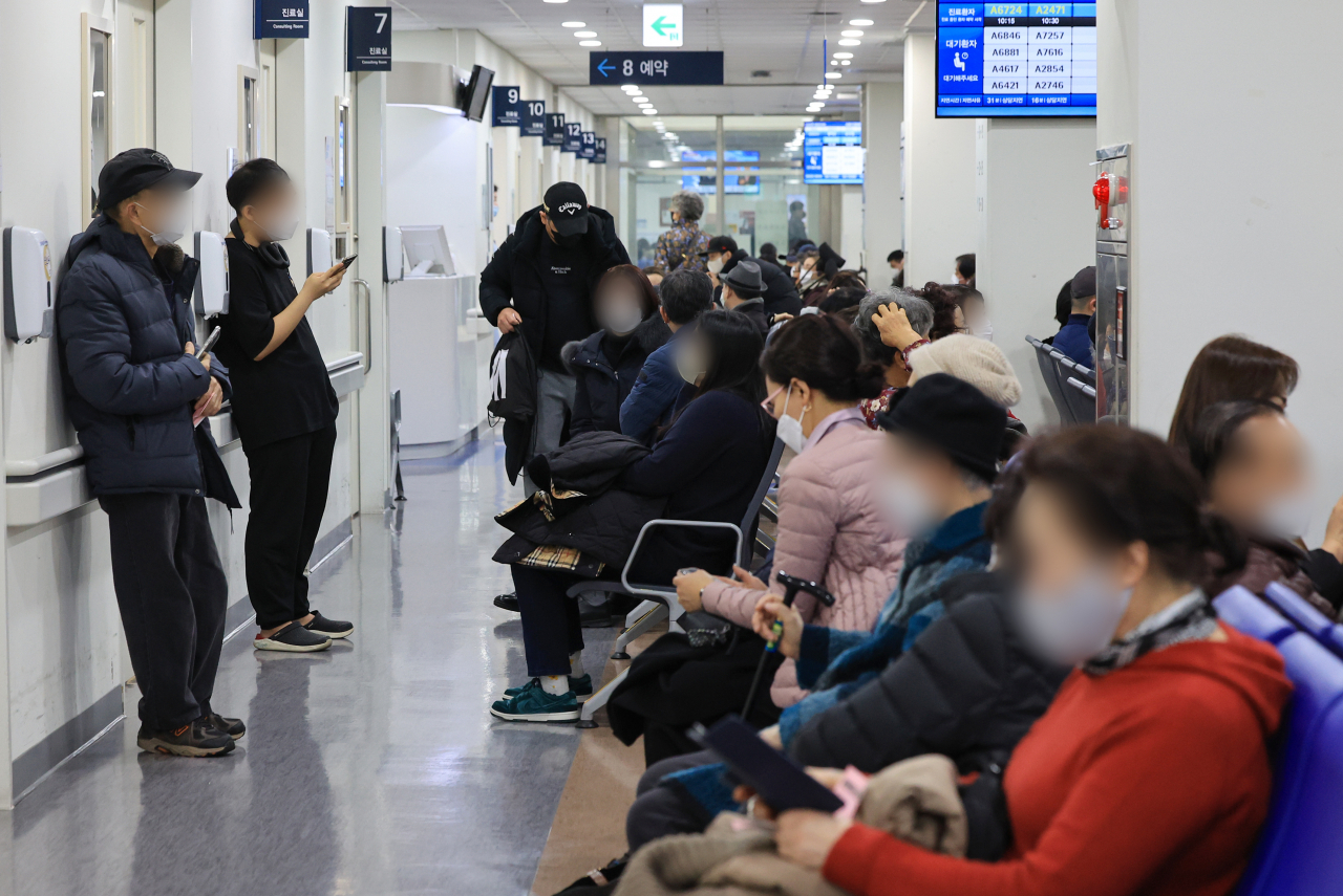 Patients wait to be treated at one of the five major hospitals in Seoul. (Yonhap)