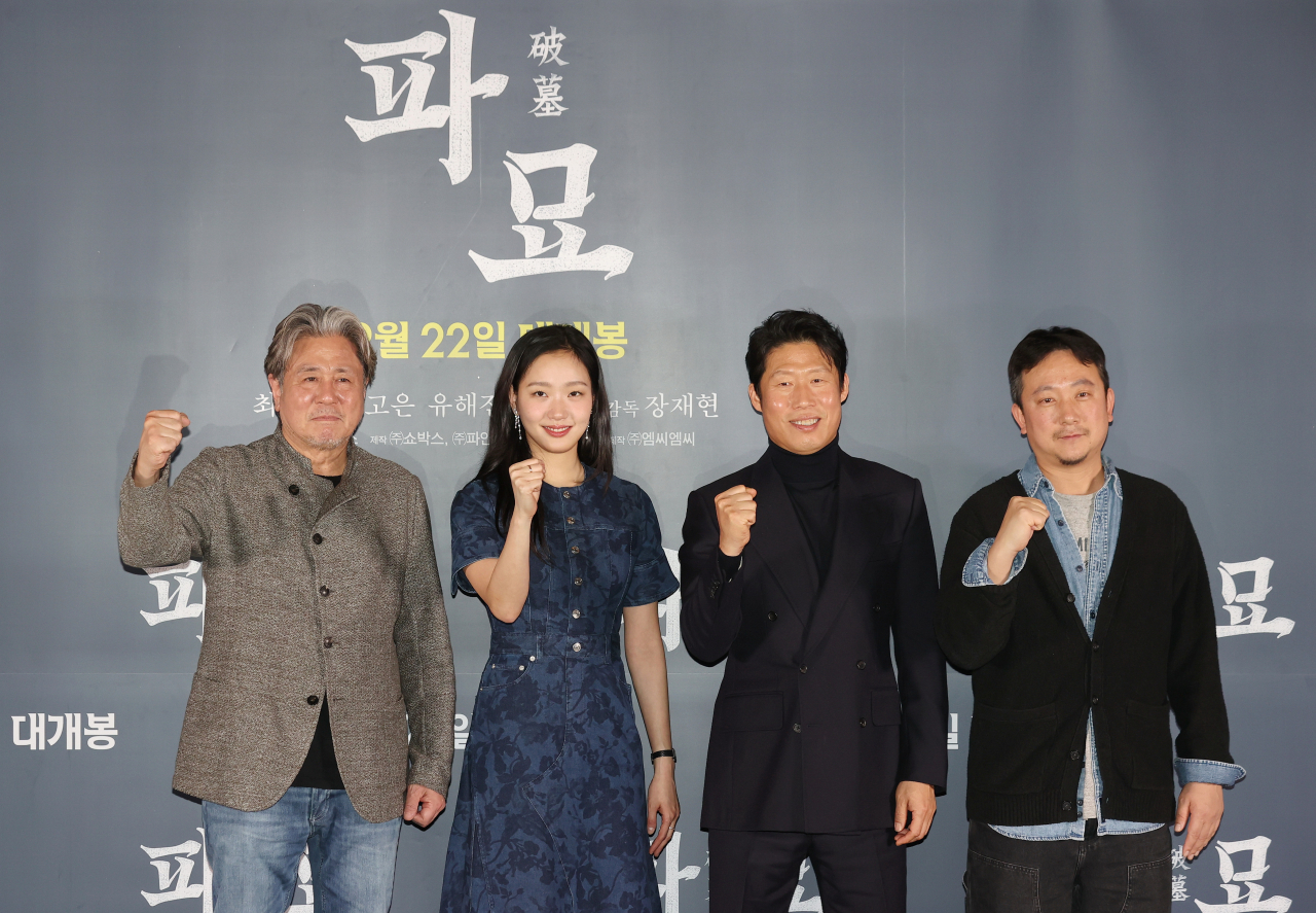 From left: South Korean actor Choi Min-sik, Kim Go-eun, Yoo Hae-jin and director Jang Jae-hyun pose for a photo during a press conference held in Gangnam-gu, Seoul, Tuesday. (Yonhap)