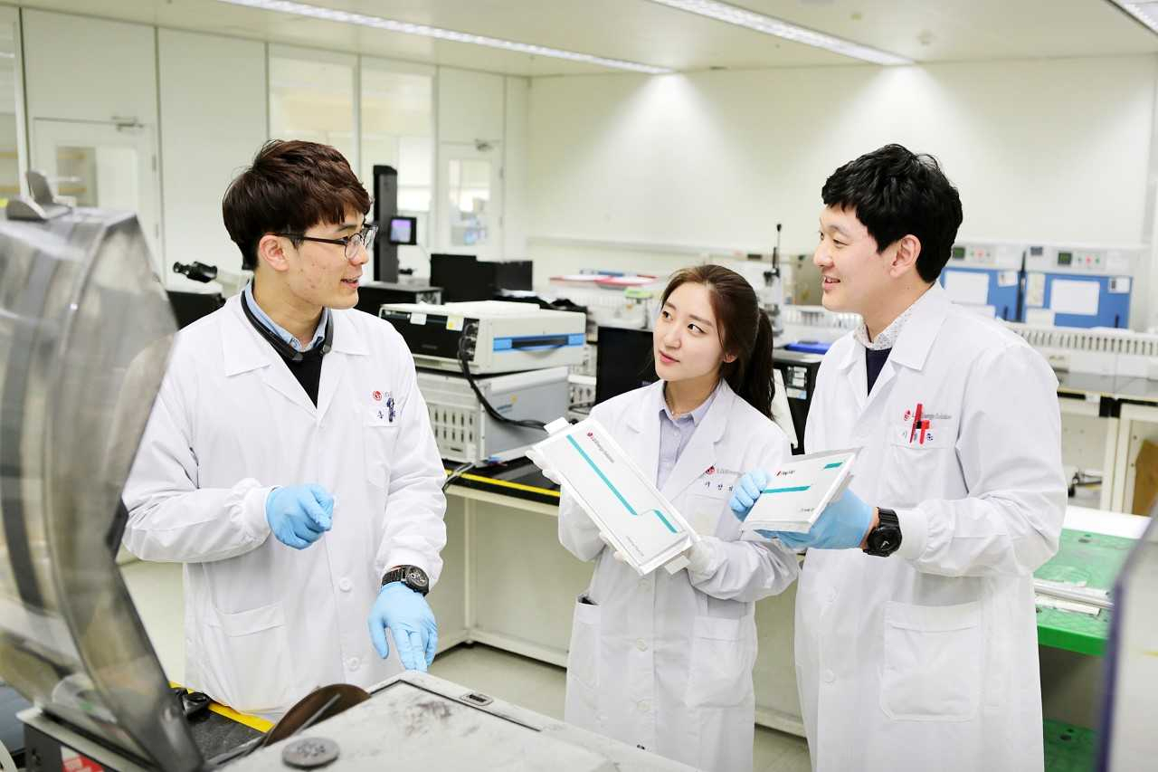 LG Energy Solution researchers at its Daejeon research lab (LG Energy Solution)