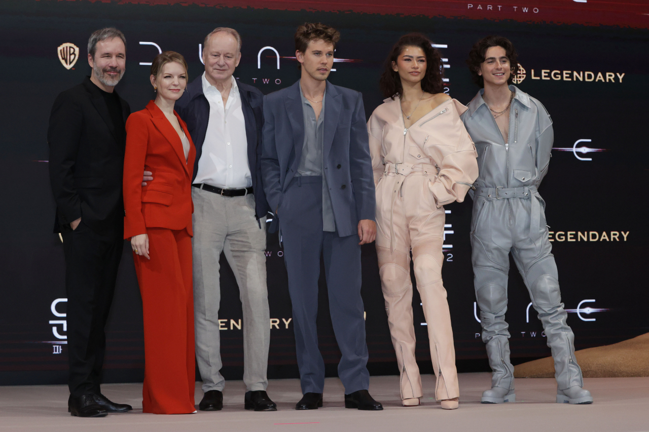 From left: “Dune: Part Two” director Denis Villeneuve, producer Mary Parent, actors Stellan Skarsgard, Austin Butler, Zendaya and Timothee Chalamet pose for a photo during a press conference held in Seoul to promote the film “Dune: Part Two.” (Yonhap)