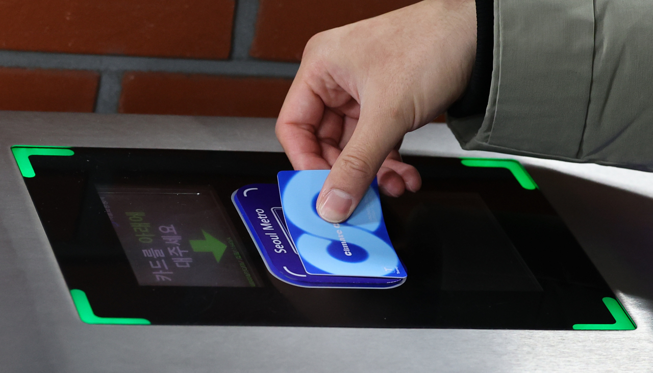 The Climate Card -- Seoul's monthly transit pass -- is tapped on a card reader at a subway station in Seoul. (Yonhap)