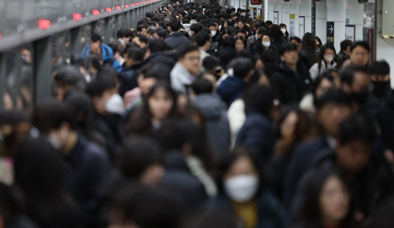 Seoul's Gwanghwamun Station is crowded with people after heavy snow caused delays in train operations during the morning rush hour on Thursday. (Yonhap)