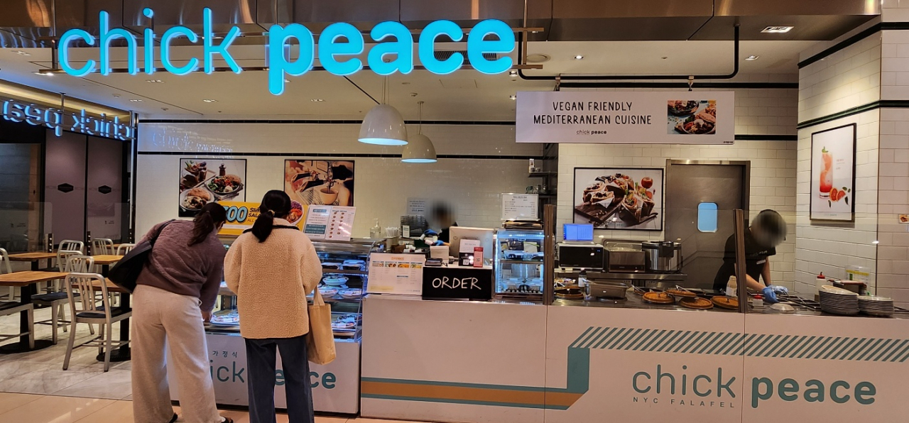 Chickpeace, a Seoul-based salad chain, at Shinsegae Department Store in Gangnam-gu, Seoul. (Choi Si-young/The Korea Herald)