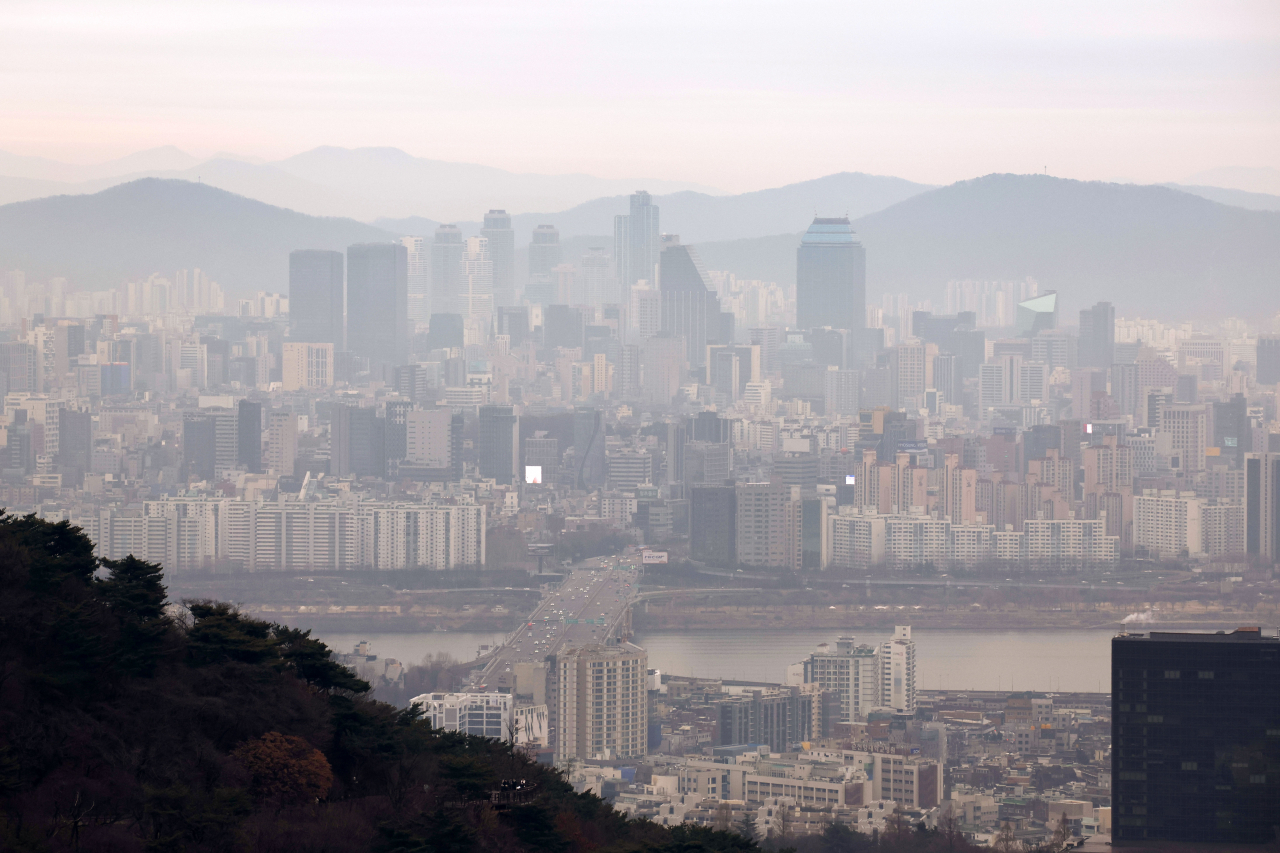 Fine dust blankets Seoul, Feb. 18. (Newsis)