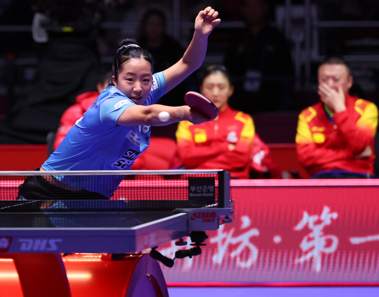South Korean table tennis player Shin Yu-bin makes a serve against her Chinese rivals in the quarterfinals at the International Table Tennis Federation (ITTF) World Team Table Tennis Championships held in Busan, Thursday. (Yonhap)