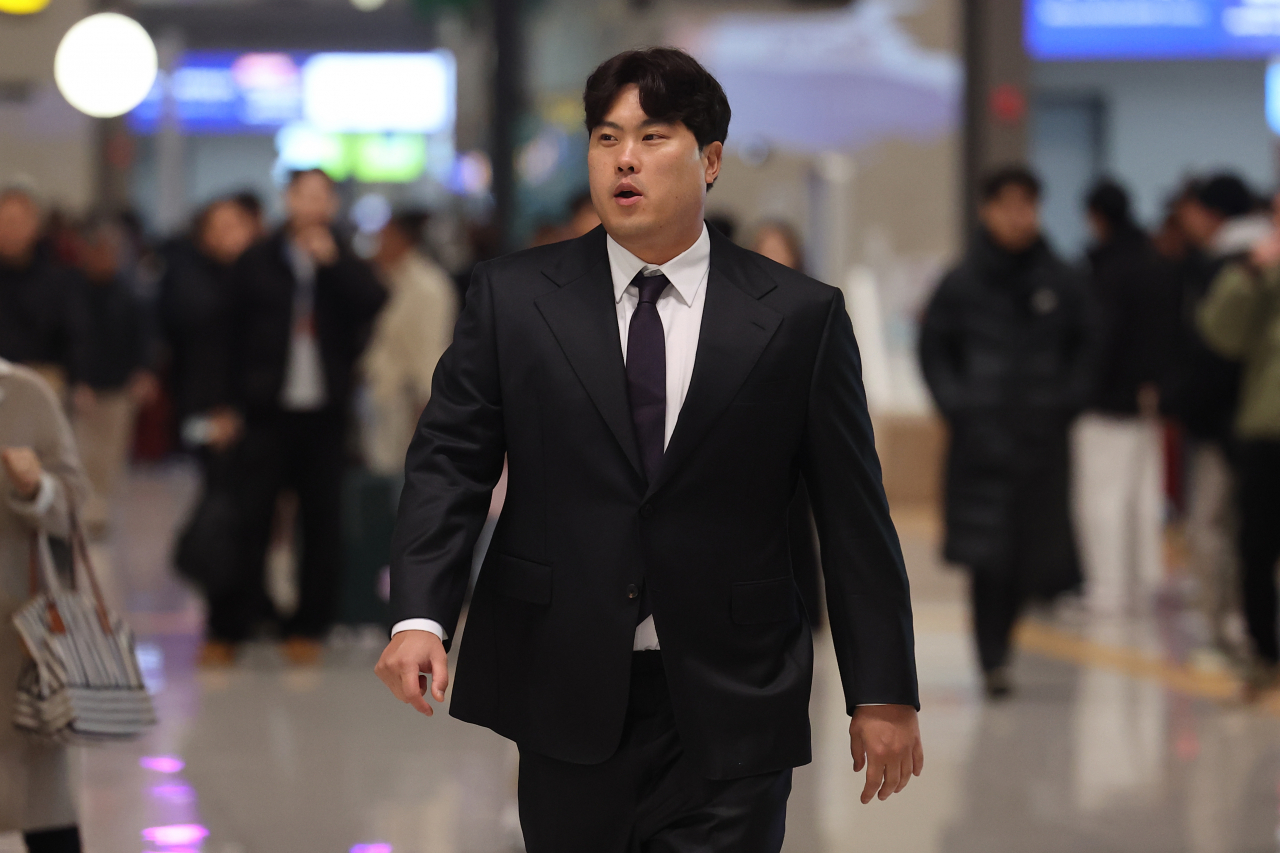 Hanwha Eagles pitcher Ryu Hyun-jin walks in a hallway at Incheon International Airport, west of Seoul, to prepare for a trip to Okinawa, Japan, for spring training on Friday. (Yonhap)