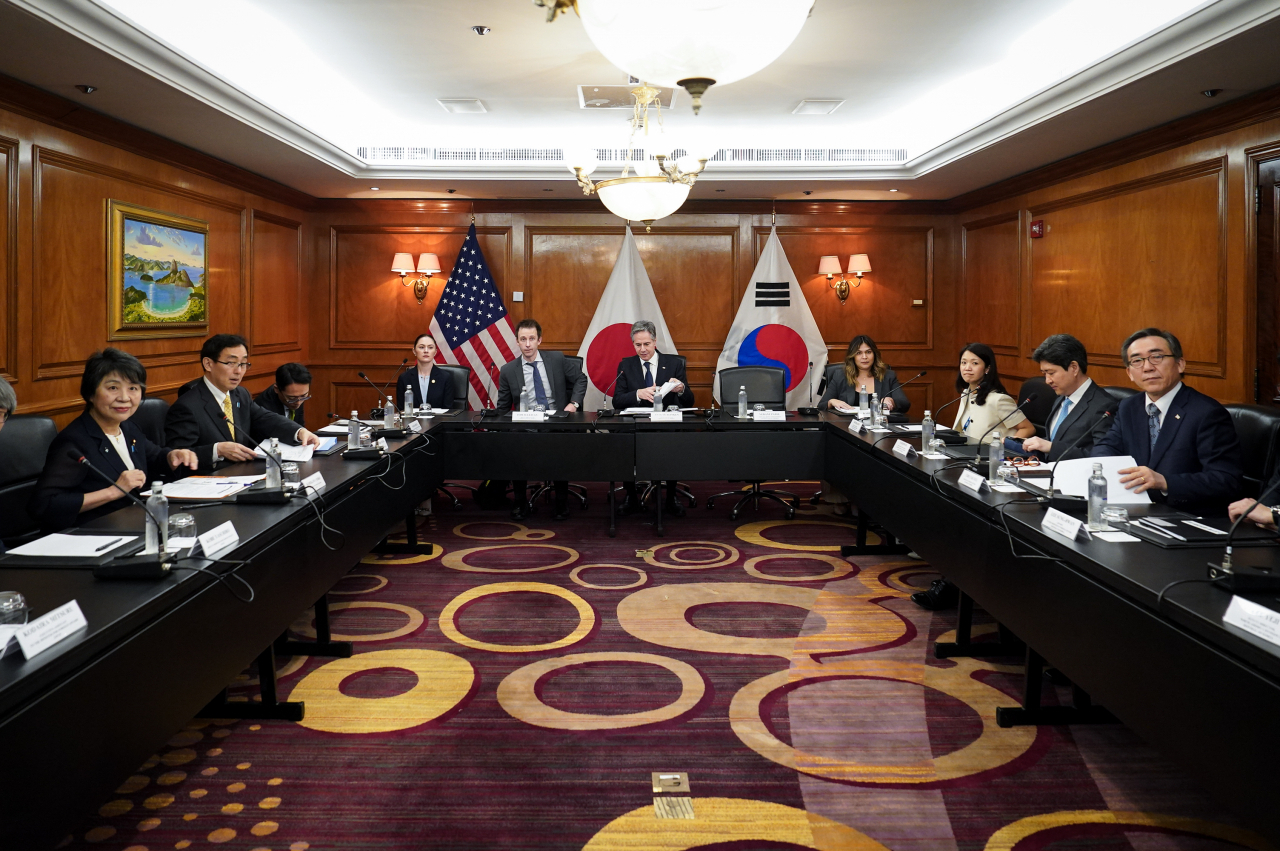 South Korean Foreign Minister Cho Tae-yul (right), US Secretary of State Antony Blinken (center) and Japanese Foreign Minister Yoko Kamikawa (left) attend a trilateral meeting on the margins of the G20 foreign ministers meeting, in Rio de Janeiro, Thursday. (Foreign Ministry)