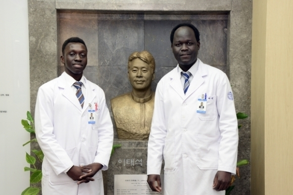 Thomas Taban Akot (left) and John Mayen Ruben in 2016 (Busan Paik Hospital)
