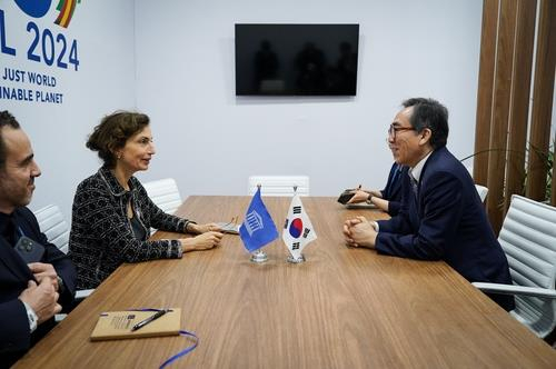 Foreign Minister Cho Tae-yul (right) meets with UNESCO Director-General Audrey Azoulay on the sidelines of the Group of 20 foreign ministers' meeting in Rio de Janeiro, Brazil, on Saturday. (Yonhap)