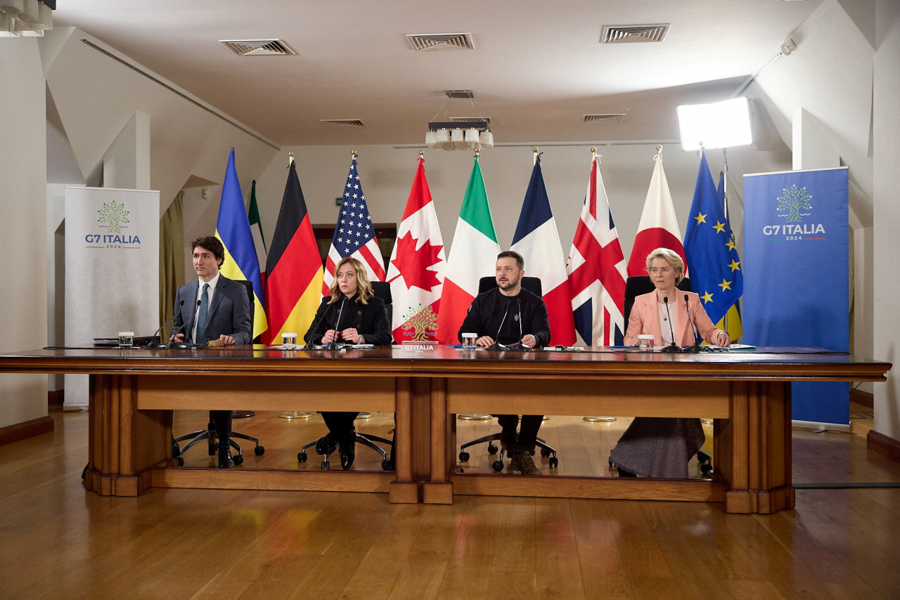 Ukraine's President Volodymyr Zelenskiy, European Commission President Ursula von der Leyen, Italy's Prime Minister Giorgia Meloni and Canada's Prime Minister Justin Trudeau attend a video conference with G7 leaders, on the second anniversary of Russia's invasion of Ukraine, in Kyiv, Ukraine,Saturday. (Reuters-Yonhap)
