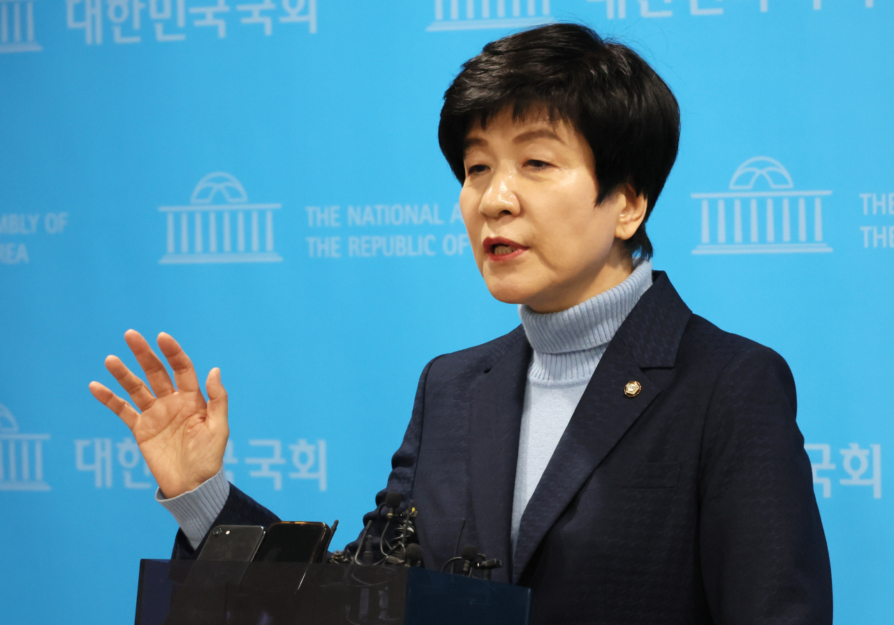 Deputy National Assembly Speaker Rep. Kim Young-joon speaks to reporters at the National Assembly to announce her departure from the Democratic Party of Korea on Feb. 19. (Yonhap)