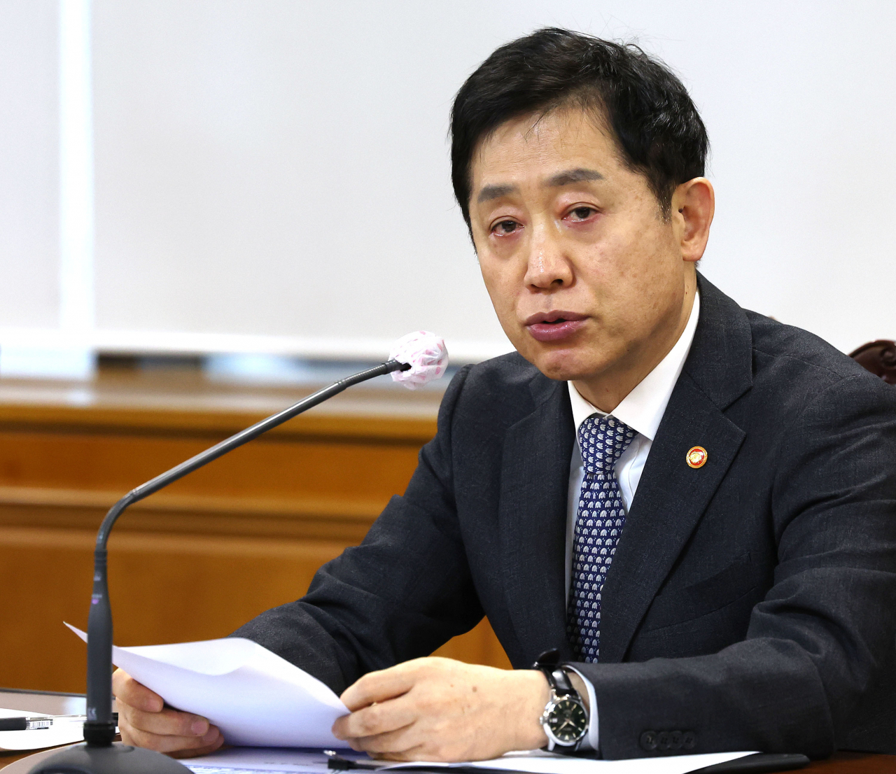 The file photo, taken Feb. 15, shows Kim Joo-hyun, chairman of the Financial Services Commission, speaking during a meeting with the heads of local banks in Seoul. (Yonhap)