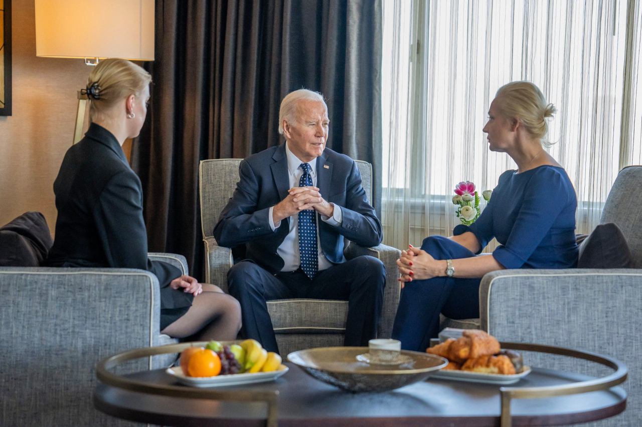 In this photo courtesy of The White House, obtained on February 22, US President Joe Biden (center) meets with Yulia Navalnaya (right), widow of Kremlin opposition leader Alexei Navalny, who died last week in a Russian prison, and daughter Dasha Navalnaya (left) in San Francisco, California. (AFP-Yonhap)