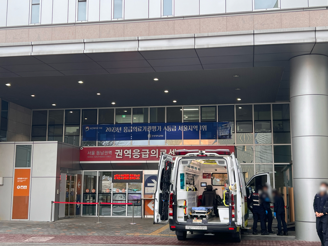 119 paramedics are seen cleaning up the ambulance after escorting a patient into the emergency room at Hanyang University Seoul Hospital in Seongdong-gu, eastern Seoul, Friday. (Park Jun-hee/The Korea Herald)