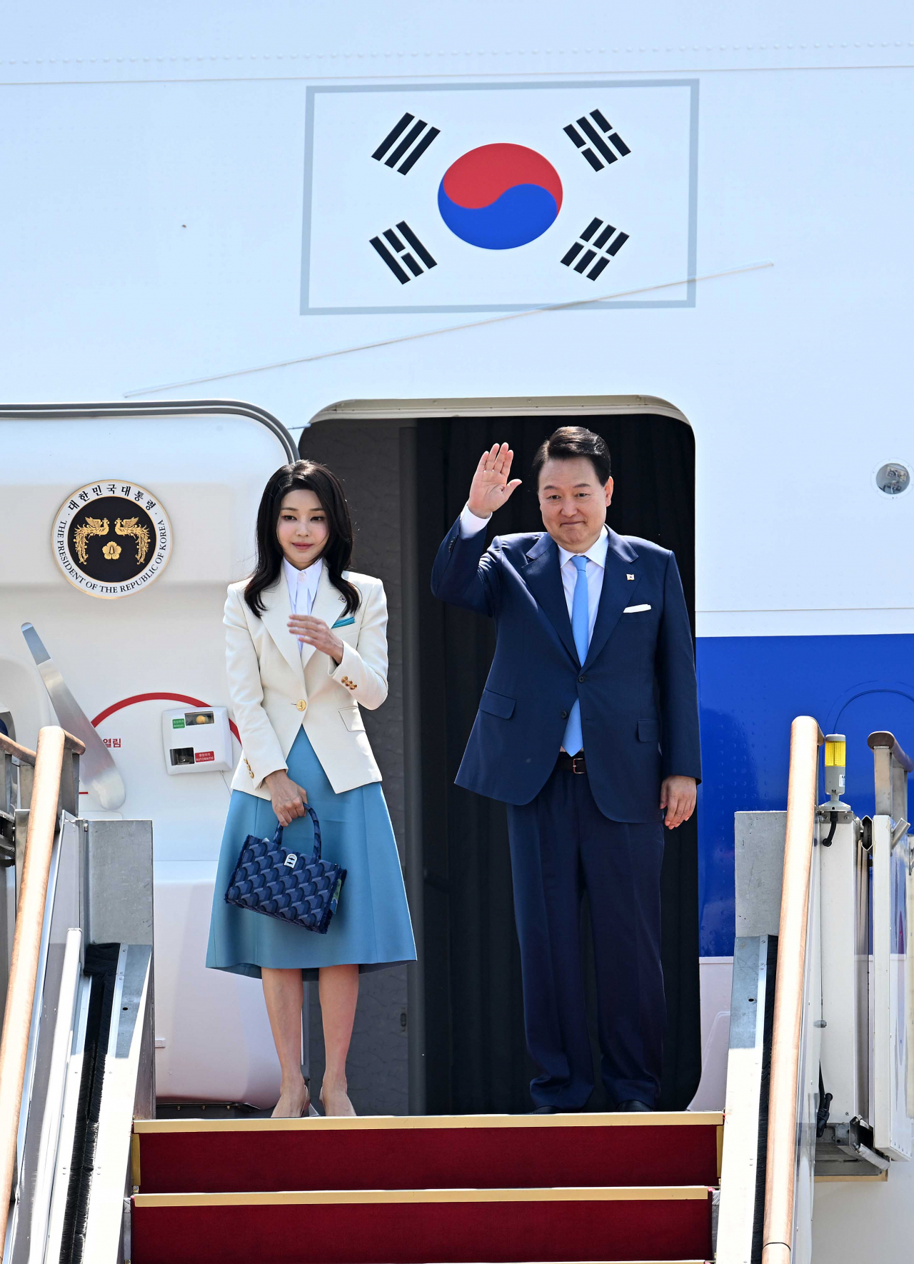 President Yoon Suk Yeol (right) and first lady Kim Keon Hee step off the Code One presidential aircraft at the Seoul Air Base in this June 19, 2023 file photo. (Lee Sang-sub/The Korea Herald)