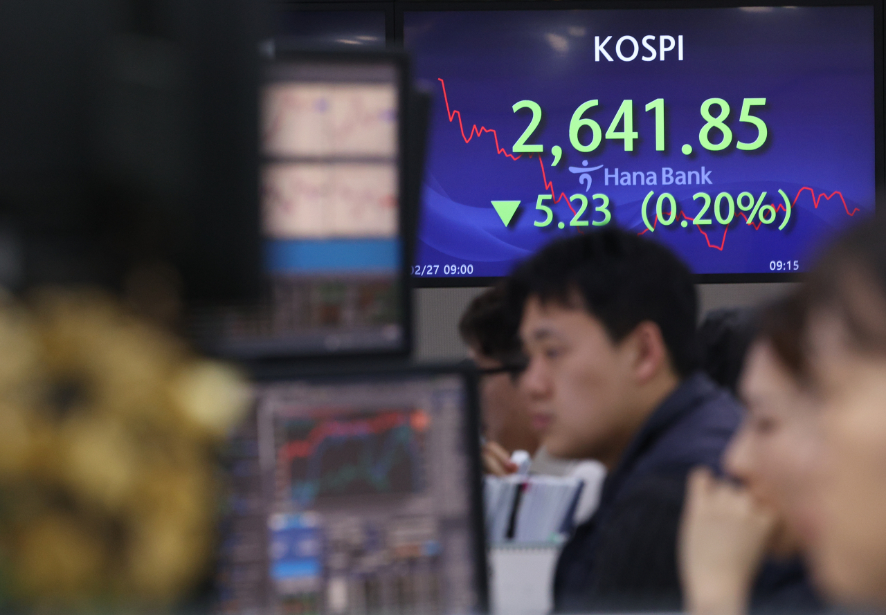 An electronic board showing the Korea Composite Stock Price Index at a dealing room of the Hana Bank headquarters in Seoul on Tuesday. (Yonhap)