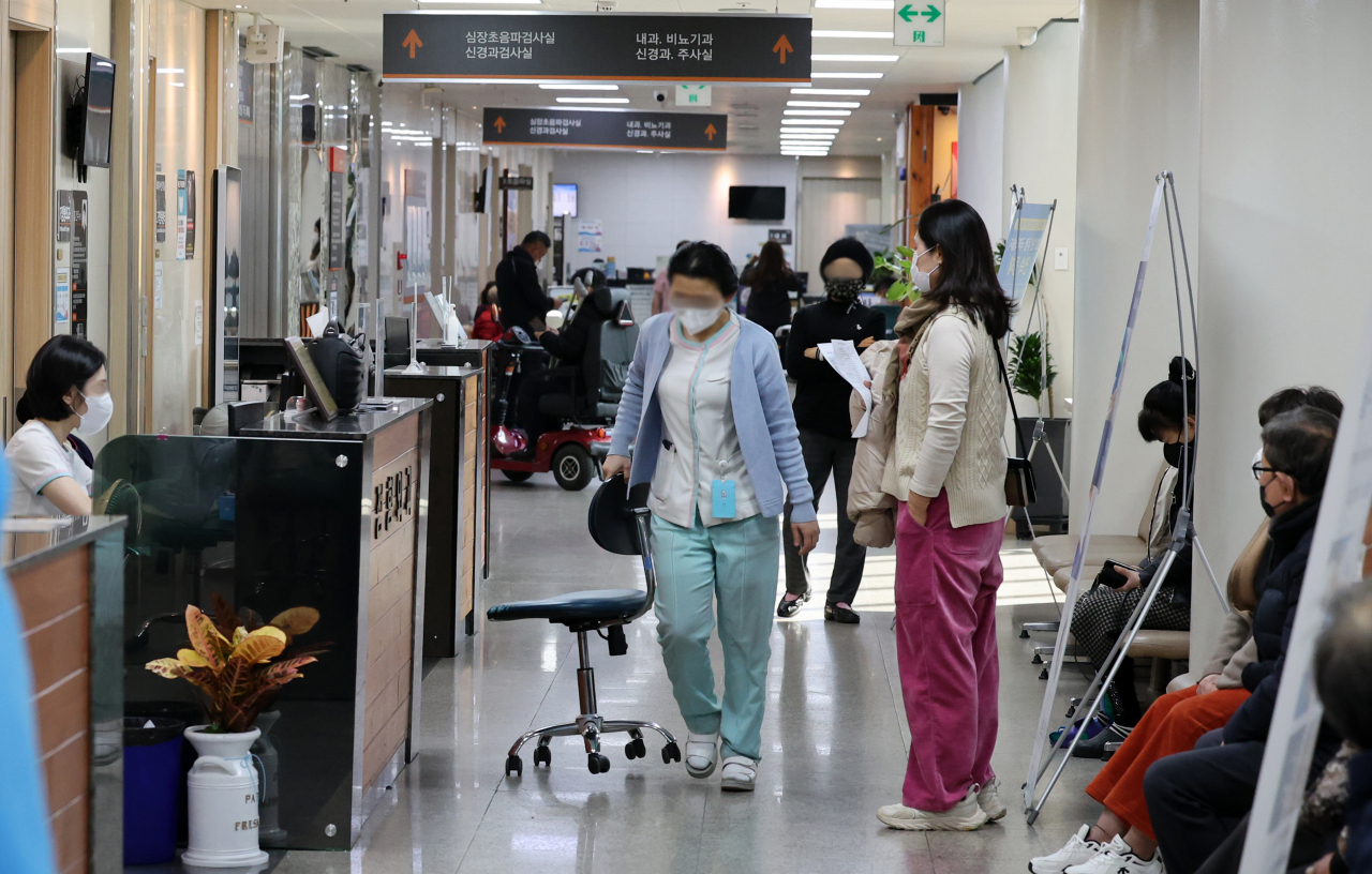 A hospital in Gwangju is full of patients on Monday. (Yonhap)