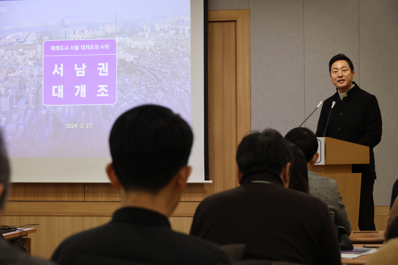 Seoul Mayor Oh Se-hoon unveils plans to redevelop southwest Seoul during a press briefing on Tuesday. (Yonhap)
