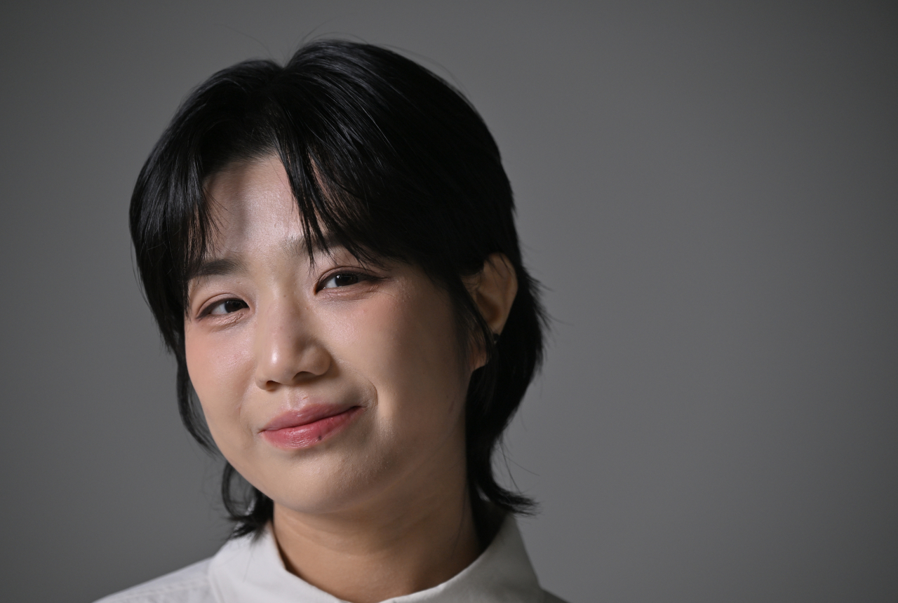Singer-songwriter Ahn Ye-eun poses for a photo during an interview with The Korea Herald (Im Se-jun/The Korea Herald)