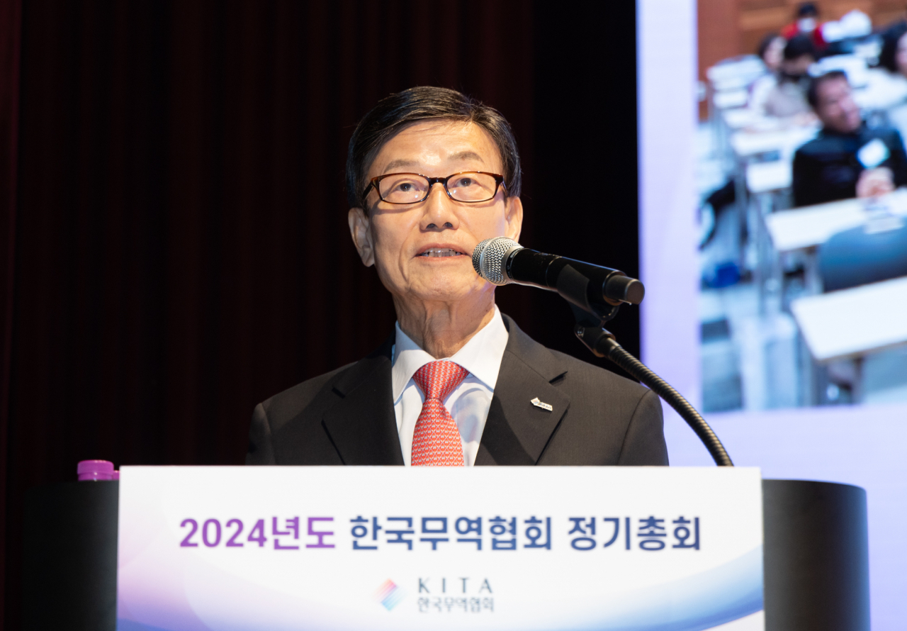 Yoon Jin-shik, the new chairman of the Korea International Trade Association, speaks at a general meeting, at Coex in southern Seoul, Tuesday. (KITA)