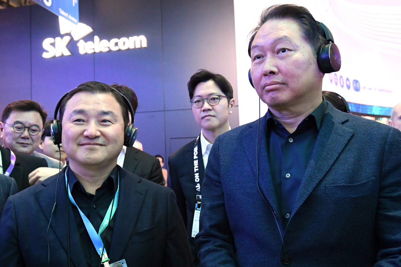SK Group Chairman Chey Tae-won (right) and Samsung Electronics mobile business head Roh Tae-moon browse Samsung's showroom at MWC 2024 in Barcelona, Spain, on Monday. (Joint Press Corps)