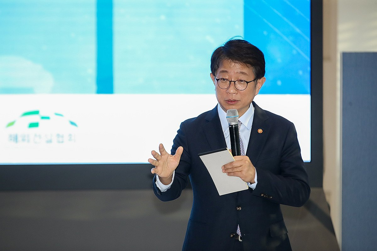Land Minister Park Sang-woo speaks during a meeting with representatives of the construction industry in Seoul in this file photo taken Feb. 16. (PHOTO NOT FOR SALE) (Yonhap)