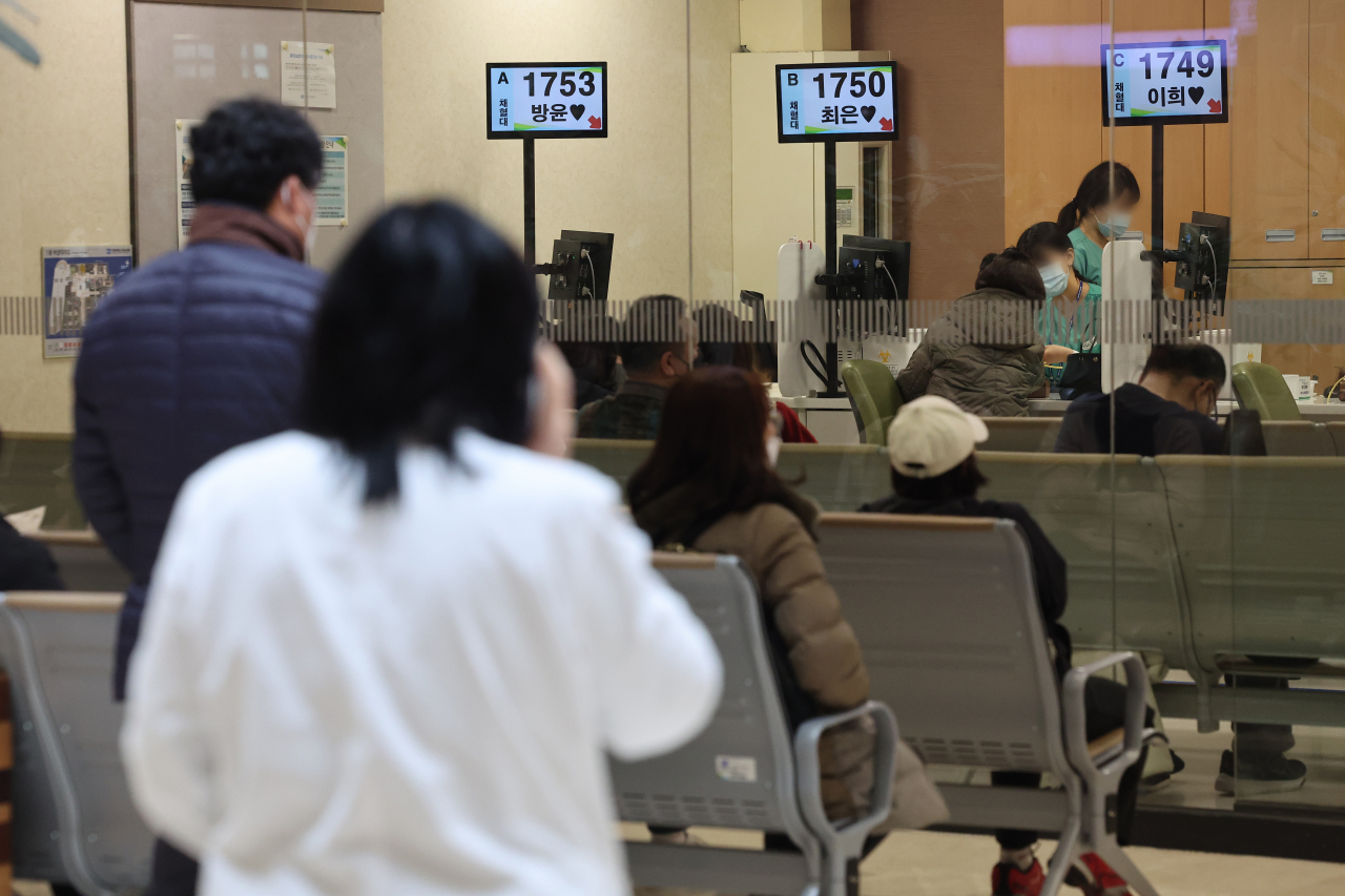 People wait in line at a hospital in Seoul, Wednesday. (Yonhap)