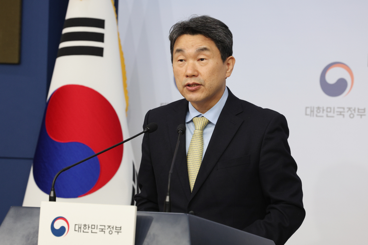 Education Minister Lee Ju-ho speaks at a briefing on Wednesday. (Yonhap)