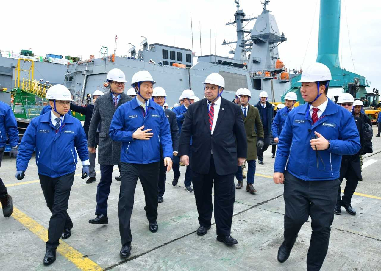 HD Hyundai Vice Chairman Chung Ki-sun (center left) guides US Secretary of the Navy Carlos Del Toro (center right) during a tour of the HD Hyundai Heavy Industries' shipyard in Ulsan on Tuesday. (HD Hyundai)
