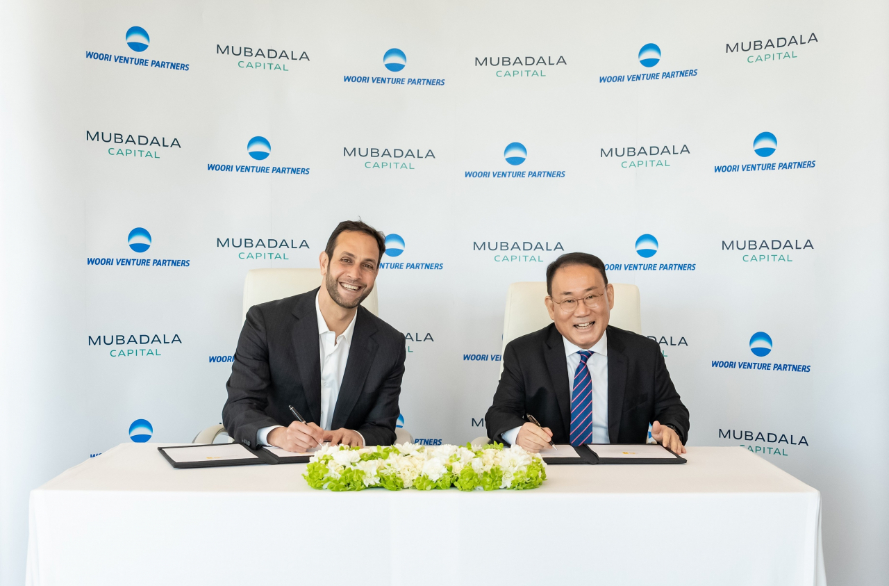 Woori Venture Partners CEO Kim Chang-kyu (right) and Mubadala Capital CEO Hani Barhoush sign a memorandum of understanding for their strategic cooperation in Abu Dhabi, the United Arab Emirates, Feb. 22. (Woori Venture Partners)
