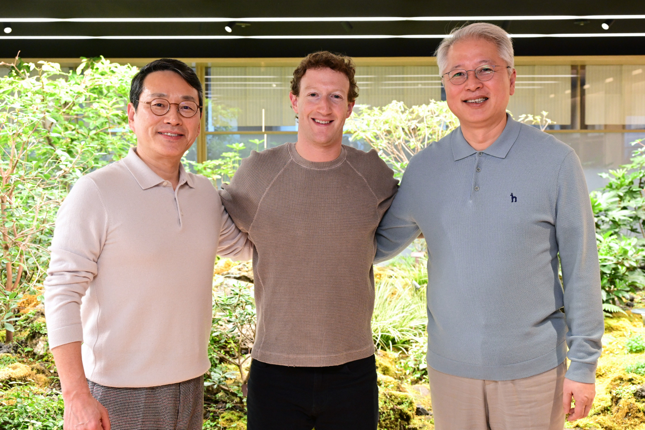 Meta CEO Mark Zuckerberg (center) poses with LG Group's top executives -- LG Electronics CEO Cho Joo-wan and LG Corp. Chief Operating Officer Kwon Bong-seok -- at the Korean conglomerate's headquarters in western Seoul on Wednesday. (LG Electronics)