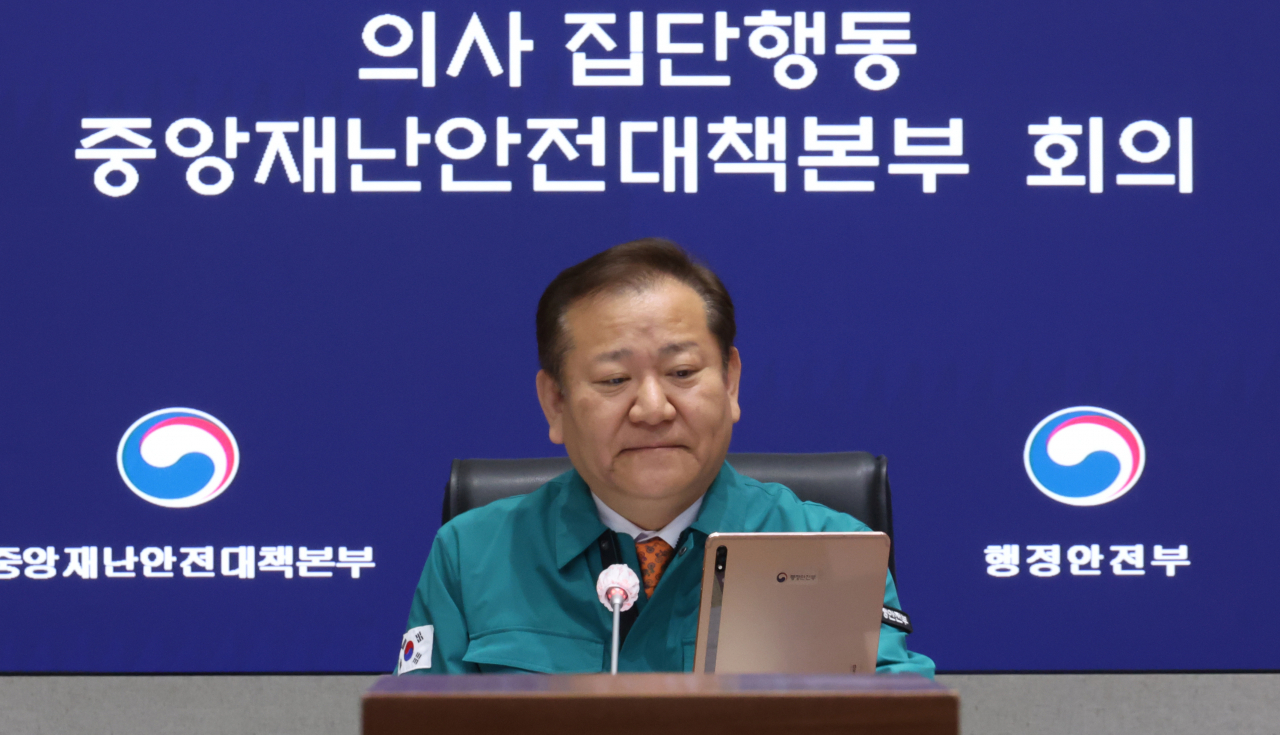 Interior Minister Lee Sang-min attends a government meeting in Seoul on Thursday. (Yonhap)