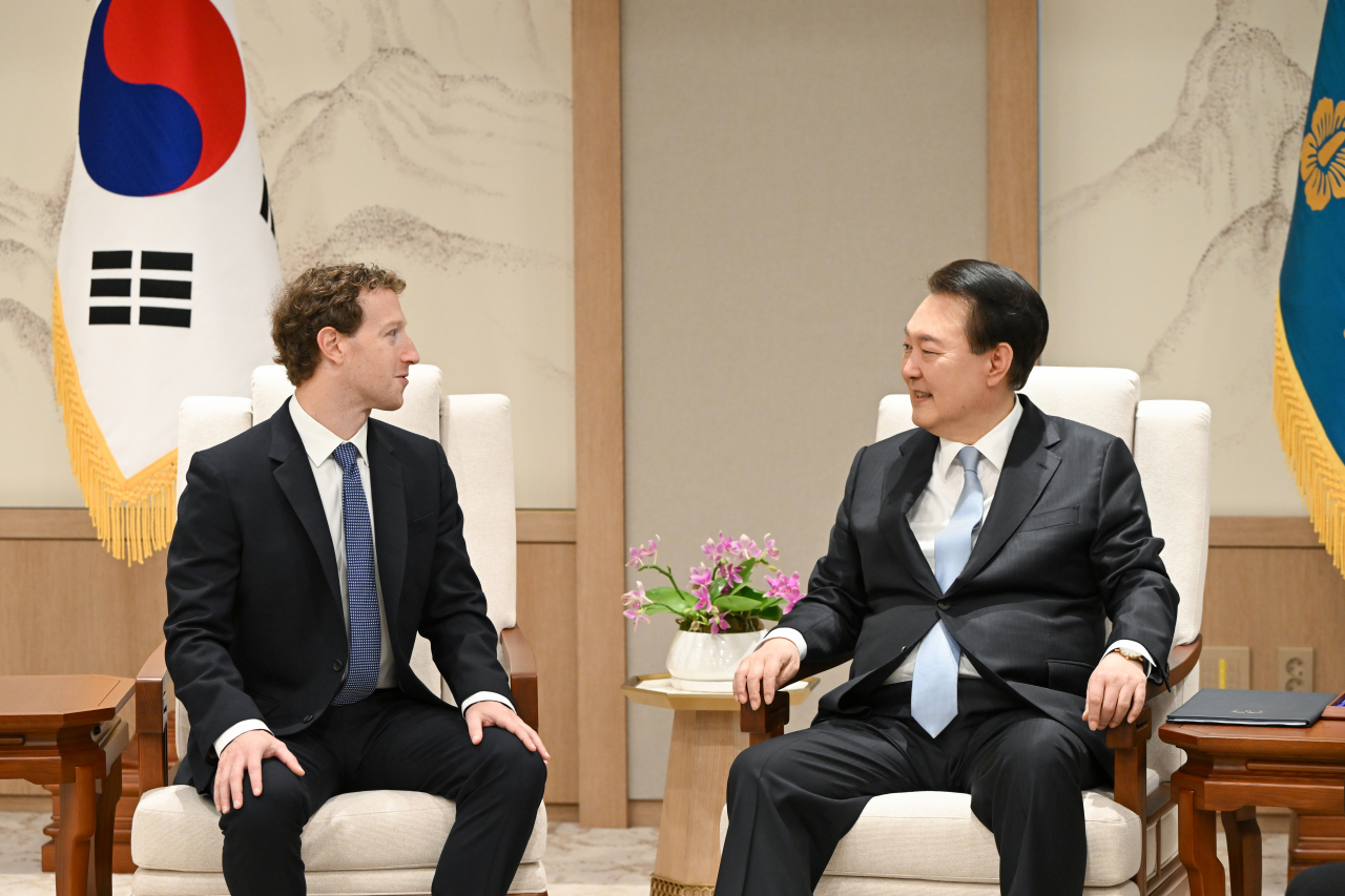 President Yoon Suk Yeol (right) meets with Meta CEO Mark Zuckerberg at the presidential office in Seoul on Thursday. (Presidential Office)