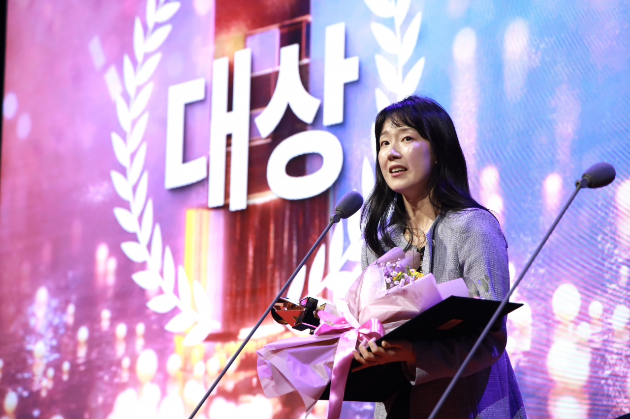 Choreographer Jang Hye-rim, the artistic director of the 99 Art Company, receives the top prize at the Second Seoul Arts Awards, at the Haneul Round Theater, in Jung-gu, Seoul, Wednesday. (Seoul Foundation for Arts and Culture)