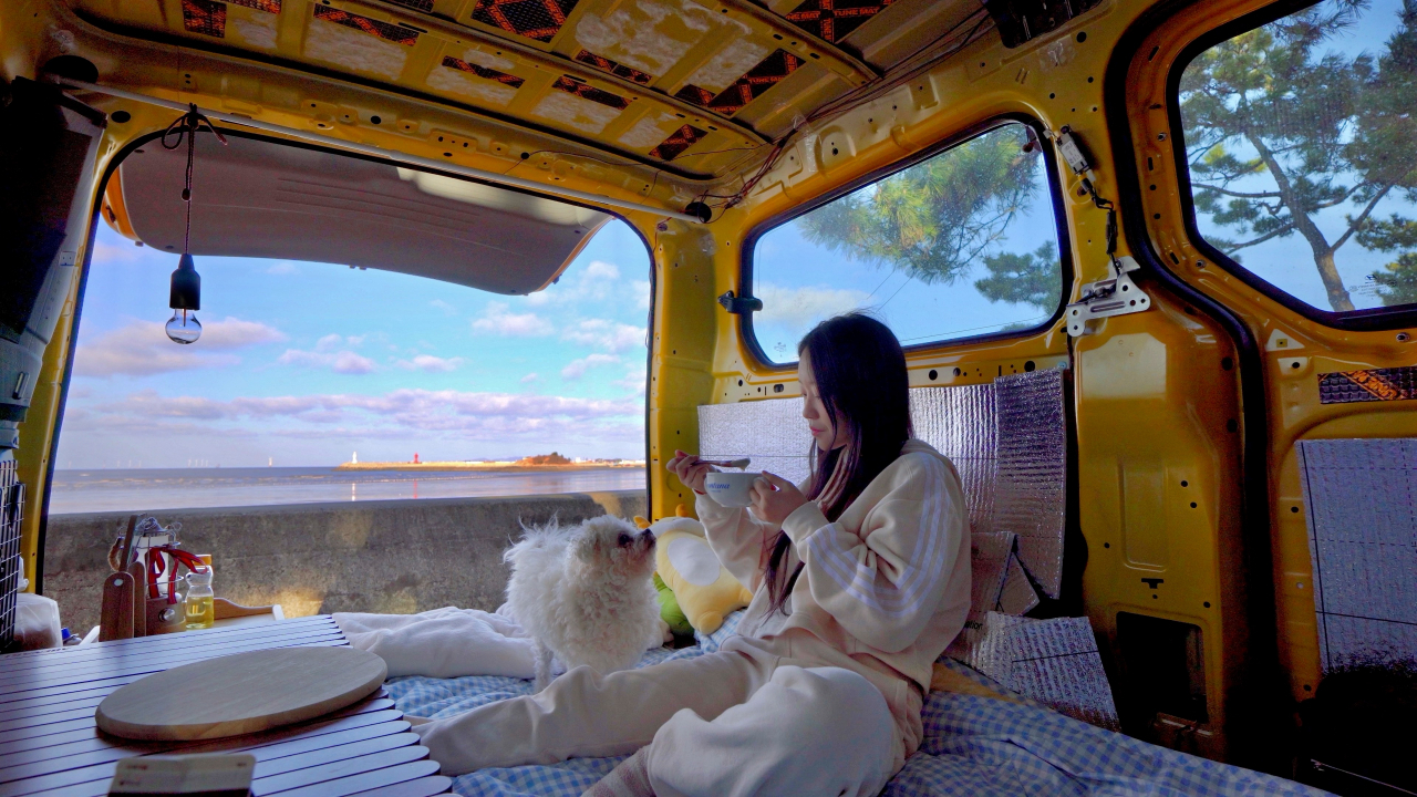 YouTuber Kimseonjji goes car camping with her dog, Gangi, by Gusipo Beach in North Jeolla Province. (Courtesy of Kimseonjji)