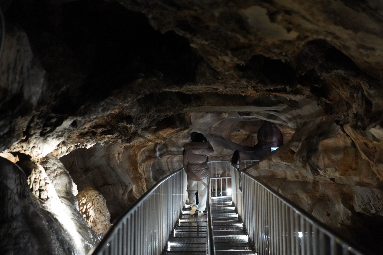 Visitors walk around Gosu Cave in Danyang, North Chungcheong Province, on Feb. 20. (Lee Si-jin/The Korea Herald)