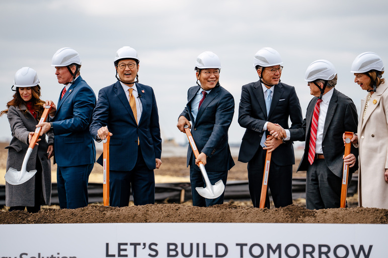 Kim Dong-myung (center), CEO of LG Energy Solution, joined by the joint venture CEO with Honda Lee Hyuk-jae (third from left), and Toshihiro Mibe (fifth from left), CEO of Honda Motor Company, participate in a soil-shoveling event at the steel framework completion ceremony in Fayette County, Ohio, Thursday. (LG Energy Solution)