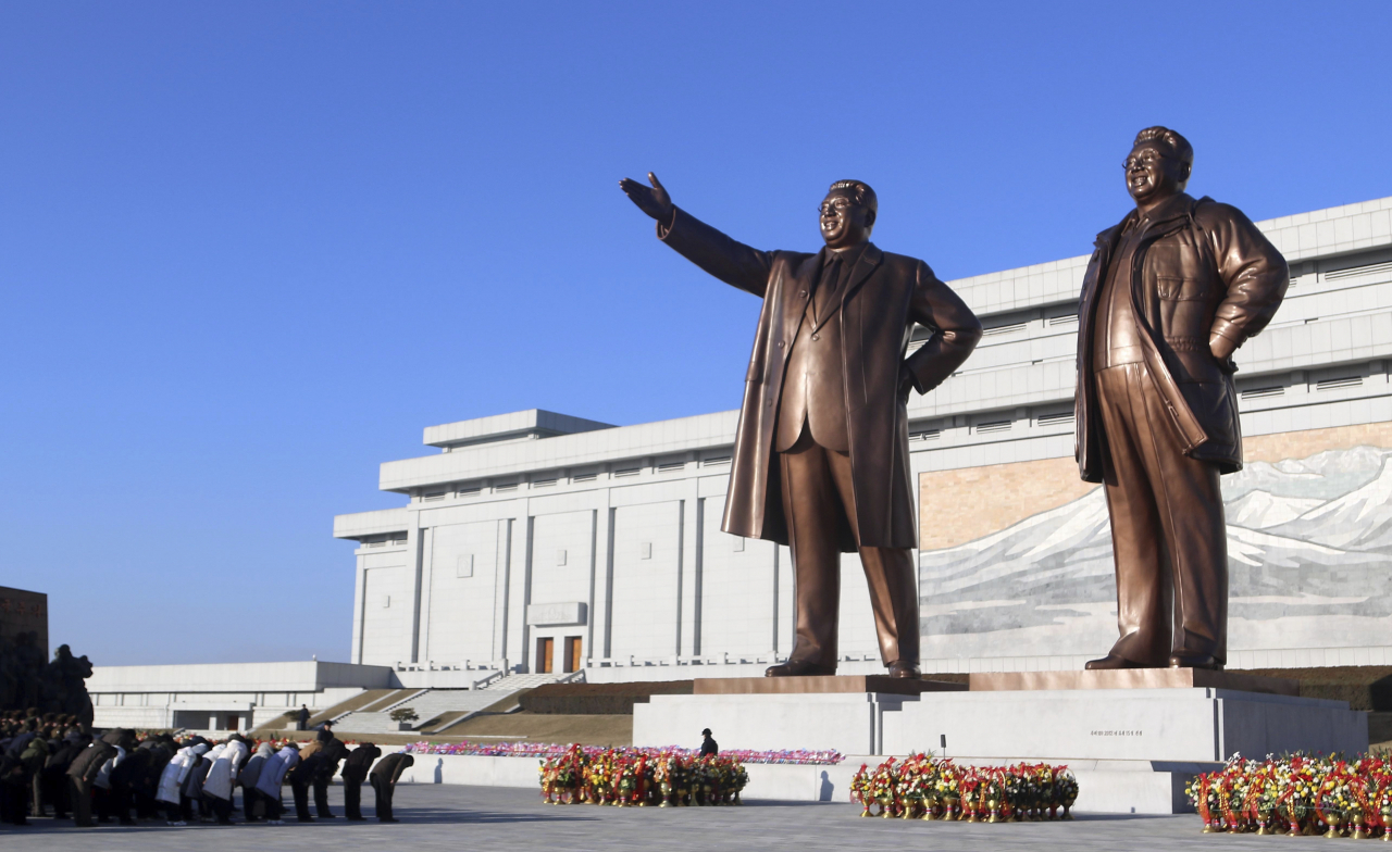 People of Pyongyang visit the statues of former North Korean leaders Kim Il Sung and Kim Jong Il on Mansu Hill on the occasion of 82nd birth anniversary of Kim Jong Il in Pyongyang, North Korea, Thursday, Feb. 16. (AP-Yonhap)