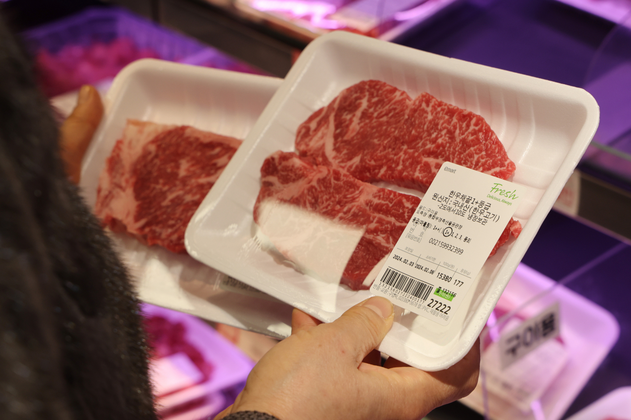 A consumer buys beef at a superstore in Seoul on Feb. 4. (Yonhap)
