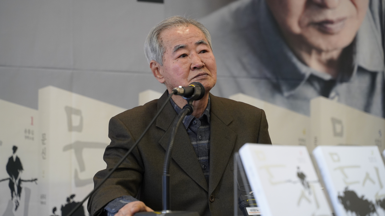 Novelist Yun Heung-gil speaks during a press conference in Jung-gu, Seoul, Tuesday. (Munhakdongne Publishing)