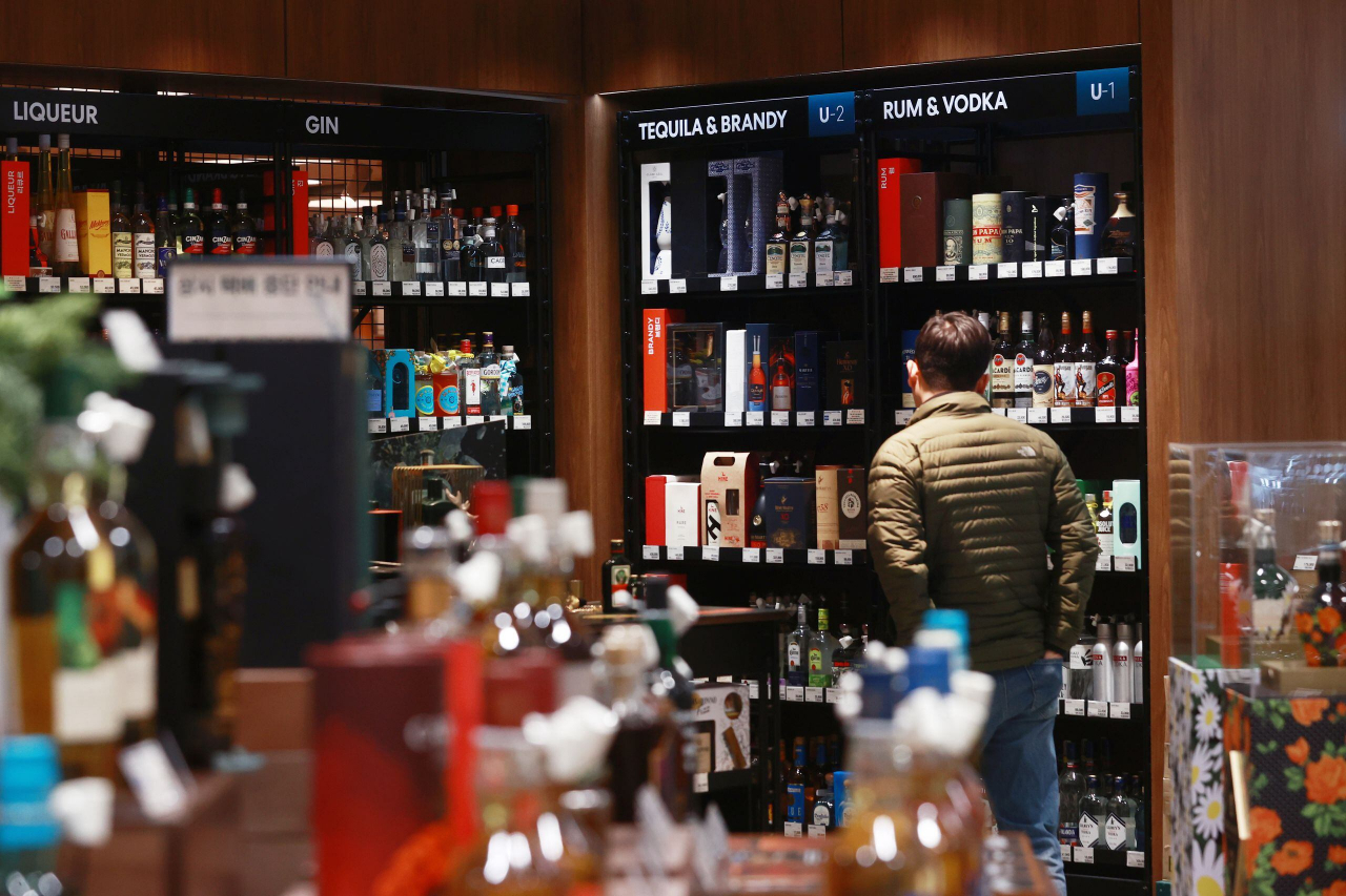 Various types of alcohol on the shelves of a local supermarket in Seoul (Yonhap)