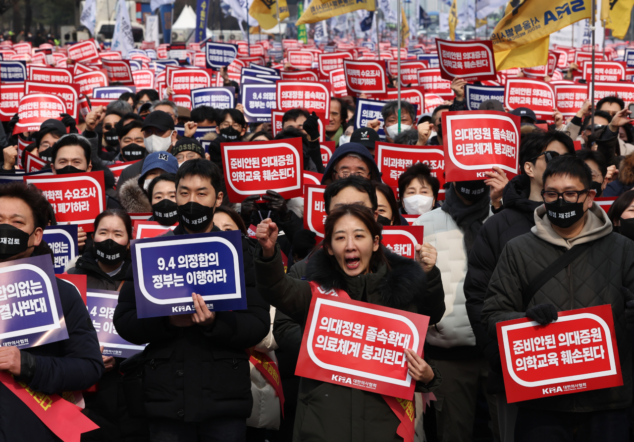 Doctors participate in a mass rally to protest against the government's decision to increase the medical school student quota to 2,000 by 2025 at Yeouido Hangang Park on Sunday. (Yonhap)
