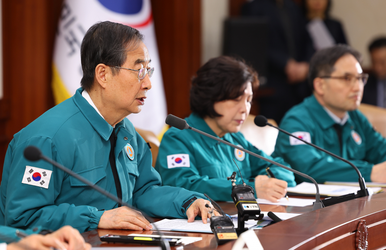 Prime Minister Han Duck-soo speaks during a meeting at the Central Disaster and Safety Countermeasures headquarters on Sunday. (Yonhap)