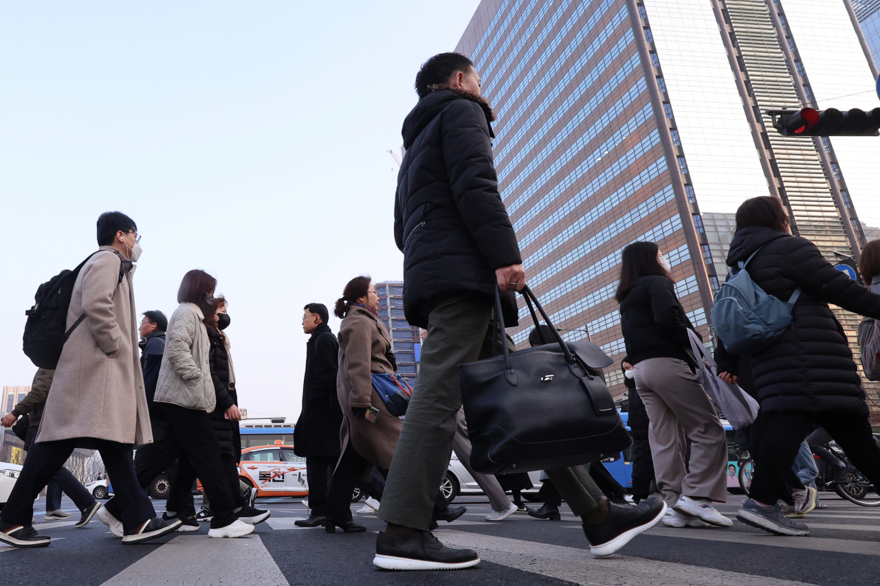 People commute to work at Gwanghwamun in central Seoul on Feb. 13. (Yonhap)